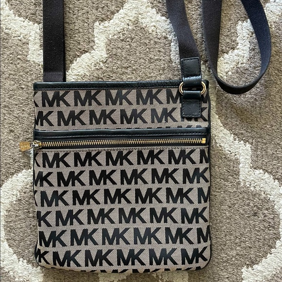 GUC Michael Kors Crossbody bag - Picture 1 of 5